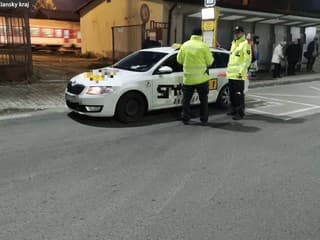 Polícia v Bratislave odhalila porušenia pri veľkej kontrole taxislužieb – najčastejšie chýbal viditeľný preukaz