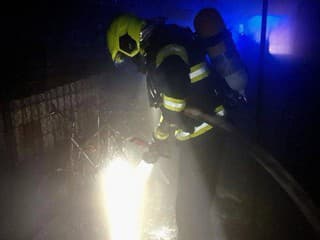 Požiar prístrešku v Senici-Čáčove: Hasiči zasahovali v skorých ranných hodinách