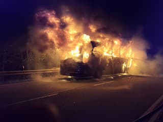 Dráma na Dargovskom kopci: Autobus s cestujúcimi úplne zhorel, všetci sú v poriadku