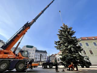 Na námestí v Banskej Bystrici osadili 17 metrov vysoký vianočný stromček z Brusna