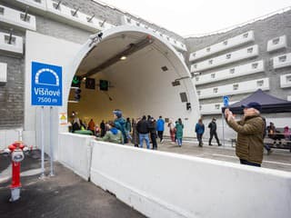 Tisíce ľudí navštívili tunel Višňové: Už dnes sa otvára motoristom, spojí Žilinu s Martinom