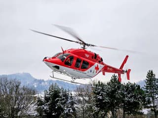 Vážna nehoda pri Janovej Lehote: 24-ročnú vodičku s ťažkými zraneniami prevážal vrtuľník