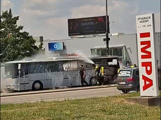 AKTUÁLNE VIDEO Autobus plný detí zachvátili plamene! Vracali sa z výletu, zasahujú hasiči