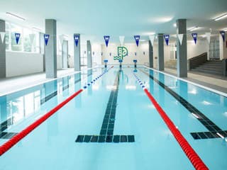 Bratislava otvorila dva nové školské bazény v Petržalke – verejnosť sa môže tešiť na plávanie už túto zimu