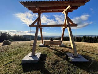 Nová obria hojdačka v sedle Buče láka turistov: Výhľady na Tatry a napojenie na trasy