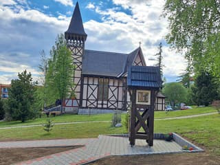 FOTO Pri kostolíku v Starom Smokovci posvätil biskup Ružencovú záhradu