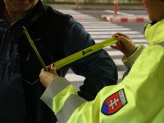 Chodci, pozor: Skoršie stmievanie zvyšuje riziko nehôd, polícia pripomína význam reflexných prvkov