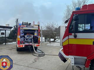 Požiar troch drevostavieb v Miloslavove: FOTO Hasiči zasahovali skoro ráno, škody sa vyšetrujú