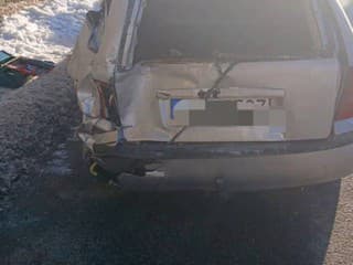 Vážna dopravná nehoda v Oravskej Polhore: Zranili sa dvaja ľudia, cesta bola uzavretá