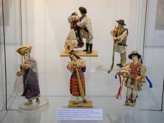 Výstava historických krojov v Čáčove pomôže chorému dieťaťu, otvorená už od soboty