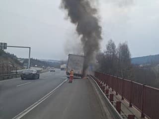 Vodiči, pozor! Na diaľnici horí kamión