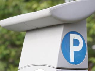 V Humennom pribudli nové parkovacie automaty – vodiči môžu platiť kartou aj hotovosťou