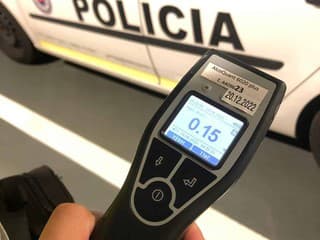 Počas policajnej akcie na území TTSK odhalili 13 vodičov pod vplyvom alkoholu, zadržali aj vodičské preukazy