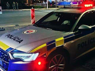 Dráma v Ostrovanoch: Po útoku na policajtov a žandárov obvinili troch ľudí, dvaja zranení