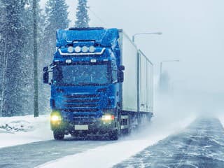 Silné sneženie spôsobilo uzávierku Donovál pre kamióny – obmedzenia aj na ďalších priechodoch