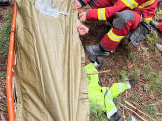 Dráma v lese pri Hornej Štubni: Zraneného pilčíka zachraňovali hasiči aj vrtuľník