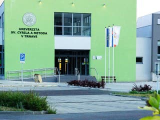 Univerzita v Trnave trénuje záchranárov na krízové situácie: Študenti pomáhajú pri výcviku