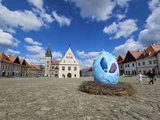 V Bardejove slávnostne odhalili obriu kraslicu: Námestie zdobí veľkonočný symbol, stovky detí priniesli vlastné vajíčka