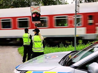AKTUÁLNE Porucha signalizácie spôsobila komplikácie na priecestí: Vodiči stoja v kolónach