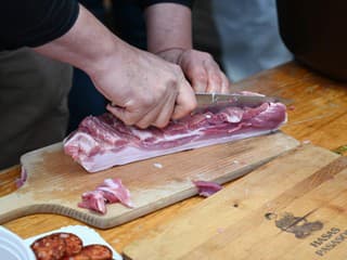 V Rimavskej Sobote študenti súťažia v mäsiarskych zručnostiach: Rozhodne sa o Majstrovi mäsiarovi V4