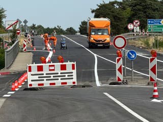 Most nad diaľnicou pri Malackách sa v nedeľu večer opäť otvorí, práce pokračujú