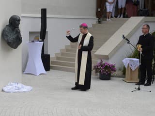 Hospic v Bardejove má nové nádvorie nádeje aj sochu svätej Matky Terezy: Požehnal ju biskup Forgáč