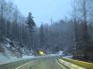 Aktuálne: Cesty na Slovensku sú zjazdné, pozor však na padanie skál na Donovaloch a Šturci