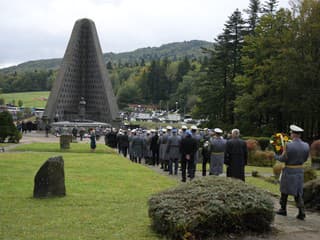 FOTO Na Dukle sa zúčastnili na oslavách aj vojnoví veteráni