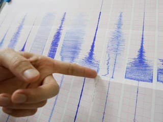 Odborníci zaznamenali po sobotnom zemetrasení celkovo 32 dotrasov