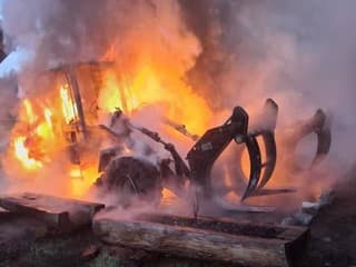 AKTUÁLNE FOTO Hasiči zasahujú pri požiari expedičného skladu na východe Slovenska