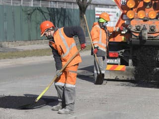 Cestári v Banskobystrickom kraji denne riskujú život: Vodiči ich ohrozujú nepozornosťou