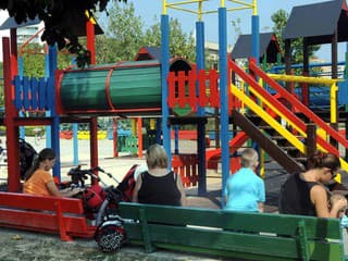 Snina opravuje detské ihriská: Vymenia poškodené hojdačky na viacerých miestach