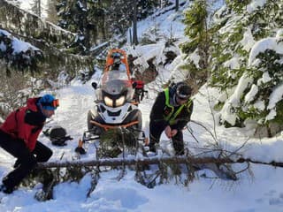 Dráma v Nízkych Tatrách: Horskí záchranári pomáhali turistovi s vážnou nevoľnosťou v sedle Priehybka