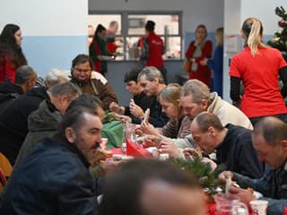 Žiar nad Hronom: V mrazoch rozdelili teplé jedlo a oblečenie ľuďom bez domova