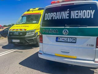 FOTO Vážna nehoda pri Trebišove: Auto skončilo v priekope, traja zranení