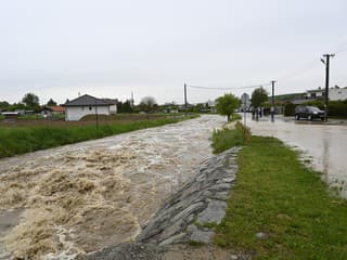 Slovenský vodohospodársky podnik odstraňuje v Sobranciach naplavený kmeň stromu, ktorý sa zachytil o most