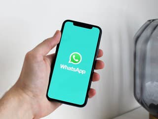 Polícia varuje: V Bratislavskom kraji pribúda podvodov cez WhatsApp, ľudia prichádzajú o peniaze