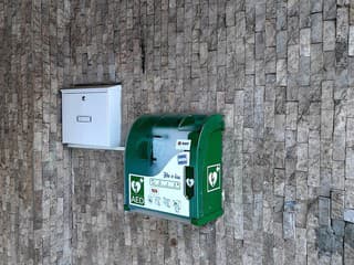 Piešťany majú 34 defibrilátorov: 14 je dostupných nonstop, môžu zachrániť život už za 5 minút