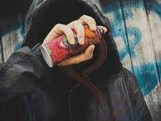 Vandali posprejovali obchodný dom na Kamennom námestí v Bratislave, škoda je 4000 eur
