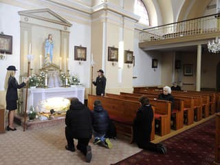 Katolíci dnes prežívajú Bielu sobotu: Klaňajú sa pri hrobe Krista, večer príde radosť zo vzkriesenia