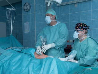 Michalovská nemocnica zaviedla revolučnú robotickú operáciu kolena – pacienti majú rýchlejšie zotavenie