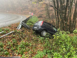 Vodič nezvládol jazdu. Spolujazdkyňa skončila v nemocnci