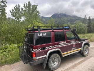 Záchranári vo Veľkej Fatre pomáhali zranenému turistovi na chate pod Borišovom