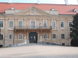 Prekvapivý objav v Malackách: Pri rekonštrukcii kaštieľa našli zamurovaný oltár z rokov 1930-1948