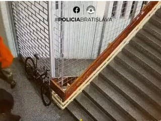 Neznámi páchatelia popísali interiér národnej kultúrnej pamiatky v centre Bratislavy – polícia zverejnila video a žiada o pomoc
