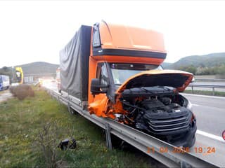 Opitý vodič narazil na R1 pri Budči do zvodidiel: Nafúkal až 1,64 promile, polícia zasahovala