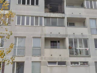 Mesto Senica postupne renovuje bytový dom, ktorý v novembri zničil požiar