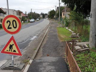 Komplikácie pri obnove chodníka na Ďumbierskej: Banská Bystrica hlási zdržanie a výmenu osvetlenia