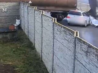 AUTENTICKÉ VIDEO Šofér vrazil do vlaku pri Senici: Z miesta ušiel, nemal vodičák