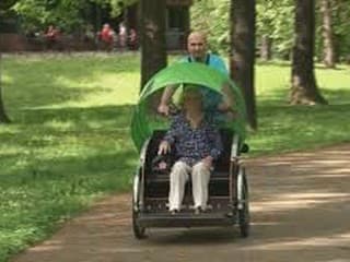Dobrovoľníci v Trenčíne rozvážajú seniorov na cyklorikši: Projekt prináša radosť aj spomienky